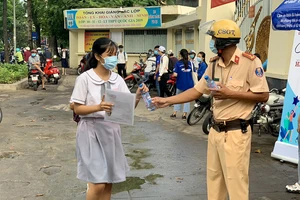 CSGT TP.HCM tặng khẩu trang cho thí sinh thi THPT 