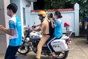 CSGT quận 12 đưa nữ sinh về nhà lấy giấy báo dự thi