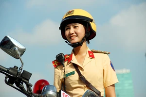 Nữ CSGT dẫn đoàn TP.HCM: Té chỗ nào phải đứng lên chỗ đó