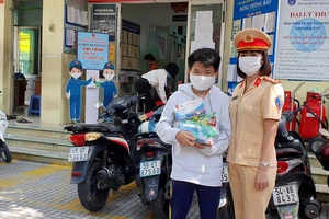 CSGT Tân Sơn Nhất tặng 20 phần quà cho bà con khó khăn