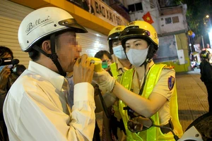 Theo chân nữ CSGT dẫn đoàn đi phạt nồng độ cồn ở TP.HCM