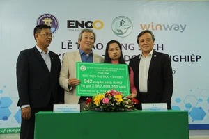 Kiều bào Mỹ tặng sinh viên sách quý trị giá hơn 2,9 tỉ đồng