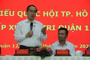 Ông Nguyễn Thiện Nhân lắng nghe bức xúc của cử tri quận 12