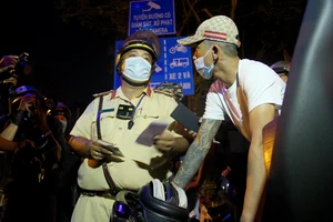 CSGT hóa trang xử lý các nhóm tụ tập đua xe