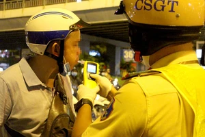 CSGT TP.HCM tập trung đo cồn tại khu vực quán bar, vũ trường