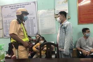 CSGT tìm thấy bé gái 6 tuổi đi lạc khi xem pháo hoa