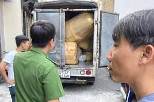 Công an quận 12 thu hàng ngàn nón bảo hiểm nghi giả 'Nón Sơn'