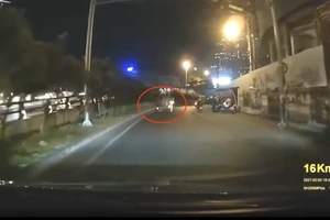 Thực hư vụ CSGT TP.HCM đạp ngã thanh niên đi xe máy