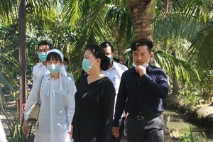  Bà Nguyễn Thị Kim Ngân đến viếng, thăm vườn cây bác Hai Nghĩa