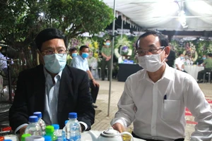 Ông Phạm Bình Minh cùng nhiều lãnh đạo viếng bác Hai Nghĩa