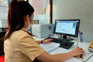 CSGT TP.HCM tiếp nhận hồ sơ qua mạng. Ảnh: LÊ THOA