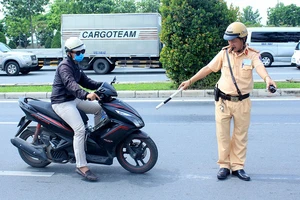 Đội CSGT Cát Lái xử lý vi phạm trên đường Mai Chí Thọ, TP Thủ Đức. Ảnh: L.THOA
