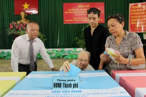 Cử tri TP.HCM bỏ phiếu bầu đại biểu HĐND TP.HCM nhiệm kỳ 2016-2021. Ảnh: H.GIANG
