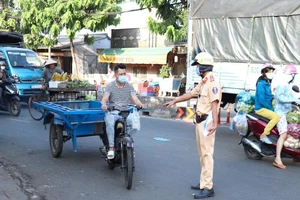 Phát cẩm nang, tờ rơi cho xe cũ nát trước ngày xử phạt