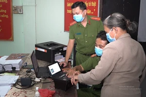 Công an quận 6 cấp CCCD lưu động vào buổi tối. Ảnh: CA TP.HCM