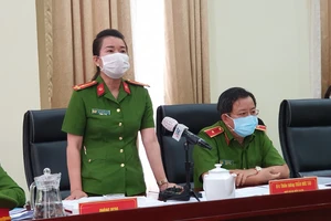 Thượng tá Huỳnh Thị Thu Trang, Phó Trưởng phòng PC06, trả lời báo chí. Ảnh: NGUYỄN TÂN