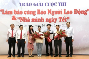 Phó Trưởng Ban Tuyên giáo Thành ủy TP.HCM Lê Văn Minh (bìa phải) đến trao giải cho các tác giả. Ảnh: LÊ THẢO