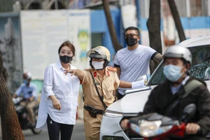 CSGT TP.HCM hướng dẫn vị trí đặt biển cấm cho người dân. Ảnh: NGUYỆT NHI