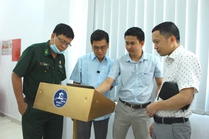 Người dân quận 1 làm hồ sơ bằng cách 'nhận diện khuôn mặt'