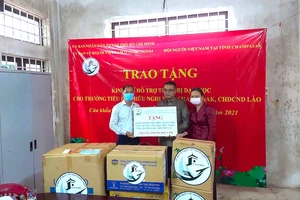 TP.HCM trao tặng 590 triệu đồng cho một trường tiểu học ở Lào
