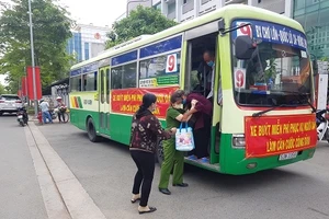  Tổ chức xe buýt miễn phí đưa đón dân đi làm CCCD gắn chip