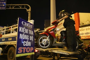 CSGT TP.HCM lập chốt kiểm tra nồng độ cồn. Ảnh: H.GIANG