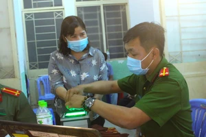 Công an quận Bình Tân cấp CCCD gắn chip lưu động tại phường. Ảnh: LÊ THOA