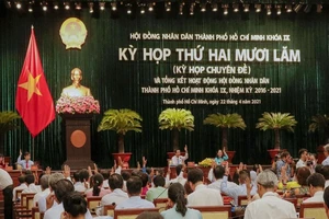 Các đại biểu HĐND TP.HCM biểu quyết thông qua Nghị quyết. Ảnh: NGUYỆT NHI