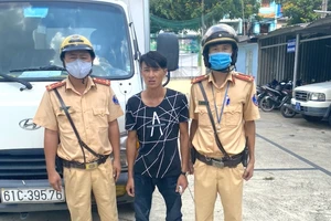 Tài xế ô tô cầm kim tiêm 'dọa' CSGT rồi nhảy xuống ao 