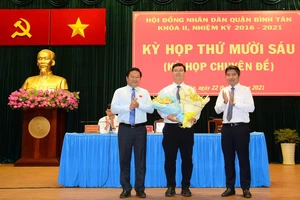 Tân Phó Chủ tịch UBND quận Bình Tân Vũ Chí Kiên (giữa). Ảnh: LT