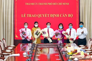 Ông Trần Trọng Dũng, Chủ tịch Hội nhà báo TP.HCM tặng hoa chúc mừng lãnh đạo các cơ quan báo chí. Ảnh: LÊ THOA