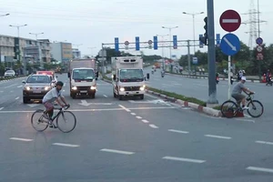 Xe đạp vào làn ô tô đường Phạm Văn Đồng bị phạt 25 triệu đồng 