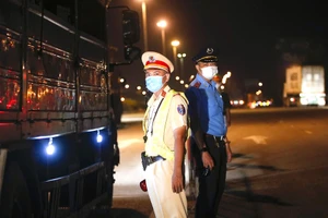 Phát hiện 2 người Trung Quốc không rõ lai lịch ở cầu Vĩnh Bình