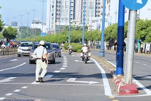 Người đi xe máy 'đảo chiều' khi gặp CSGT ở đường Võ Văn Kiệt 