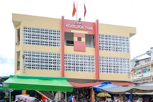 Người đến chợ Hoàng Hoa Thám, Tân Bình từ 11 đến 25-6 khai báo y tế bằng QR 