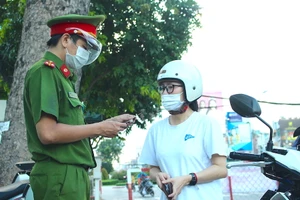 Thực hiện Chỉ thị 16, dân ra đường sẽ bị kiểm tra các loại giấy tờ gì?