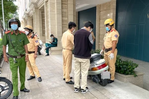 Ra đường không có lý do chính đáng nhưng không chịu ký vào biên bản