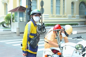 Shipper ở TP.HCM bị phạt vì nhận giao hàng không thiết yếu