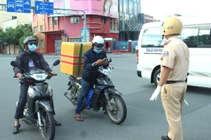Trạm CSGT dừng xe test COVID, 2/48 người dương tính ở Bình Chánh