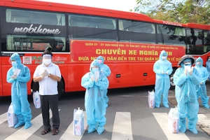 Các quận, huyện ở TP.HCM đưa công nhân, người lao động nghèo về quê