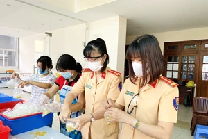 Ngắm “bóng hồng” CSGT đứng bếp ăn cho lực lượng chống dịch