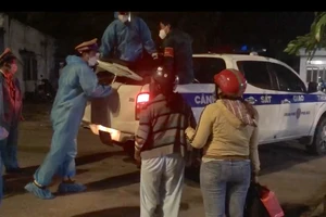 CSGT TP.HCM dùng xe đặc chủng đưa 2 mẹ con đi chạy thận về Tây Ninh