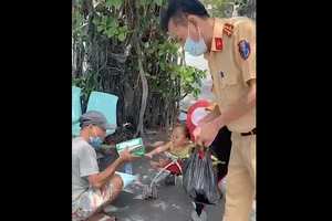 Chốt CSGT đặt thêm cơm trưa mỗi ngày cho 2 cha con bảo vệ thất nghiệp 