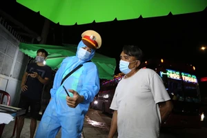 CSGT TP.HCM hướng dẫn người dân khai di biến động khi qua chốt kiểm soát