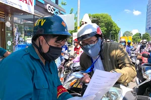 Công an Bình Thạnh phát hiện giấy xác nhận giả, giấy đi đường không có thời hạn 