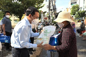 Sở TT&TT TP.HCM trao 1.000 phần quà cho người dân gặp khó nhờ Tổng đài 1022