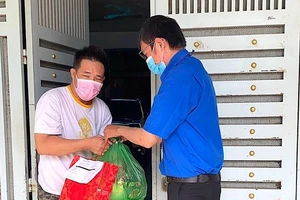 Mới: Người dân TP.HCM được hậu cần, công an, quân đội 'đi chợ hộ' 1 lần/tuần