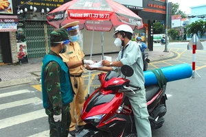 Trình giấy đi đường cũ, nhiều người 'xin thông cảm' nhưng các chốt từ chối