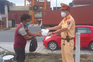 CSGT nhường cơm cho người cha đi bộ từ Quy Nhơn vào Bình Dương thăm con bệnh 