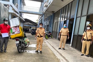 Giả danh shipper để ra đường chở 'đồ lậu' trong mùa dịch